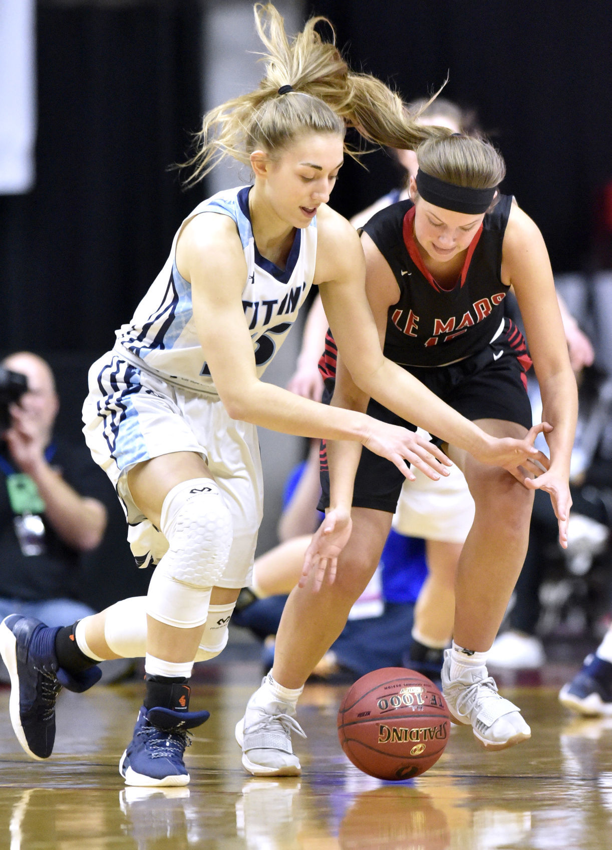 Le Mars vs Lewis Central state basketball